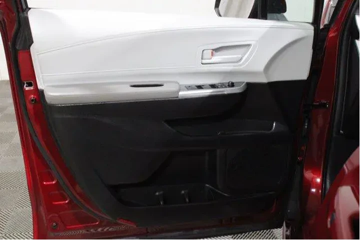 $39998 : Toyota Sienna 2025 LE 8-Pass image 6