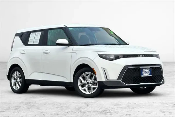 $16990 : Kia Soul 2024 LX 4dr Crossov image 2