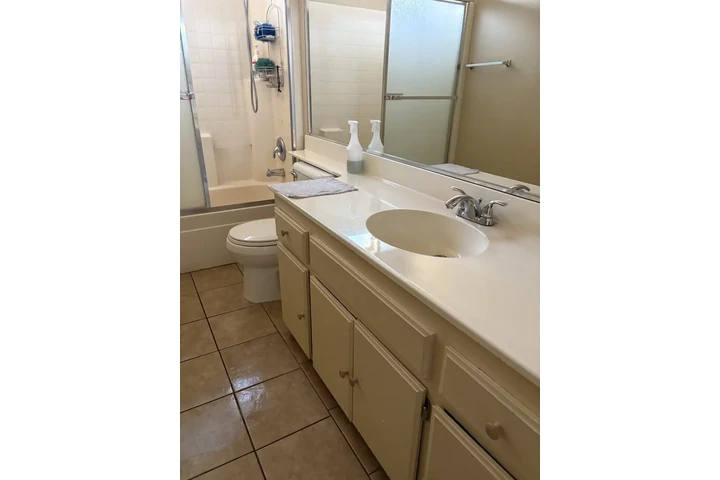 $750 : Recamara Amueblada Colton image 2