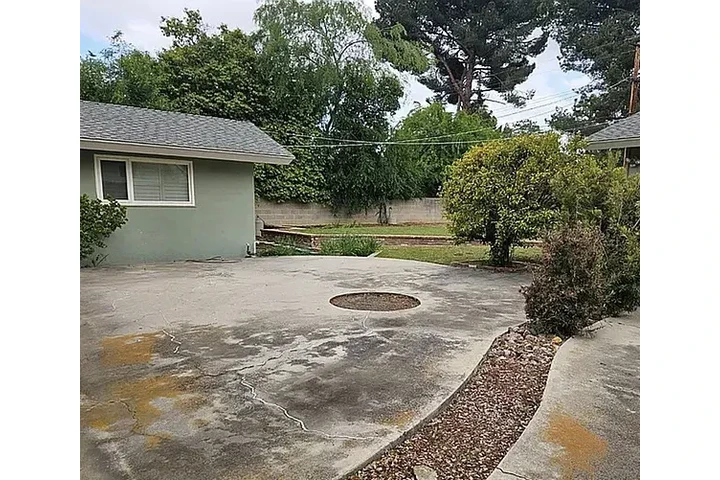 $1000 : move-in ready with gym and ful image 2