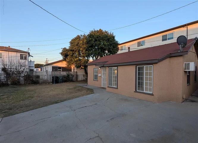 $2300 : Remodeled Single-Family House image 9