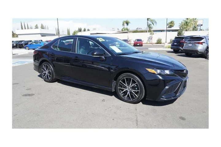 $24984 : 2023 Camry SE Sedan 4D image 4