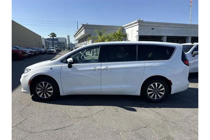 $20500 : Chrysler Pacifica Plug-In Hy image 6