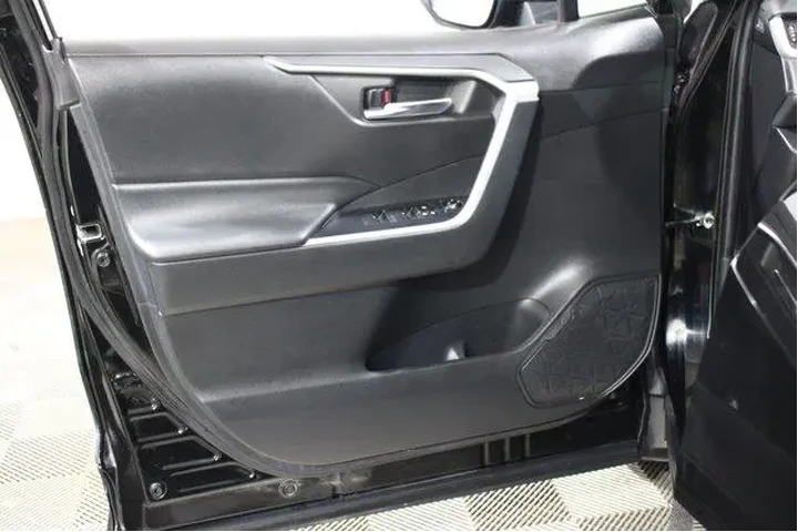 $29998 : Toyota RAV4 2021 AWD XLE Pre image 7