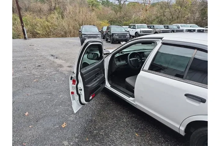 $3988 : Ford Crown Victoria 2011 Pol image 9