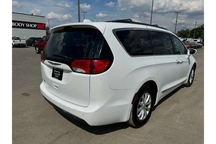 $8980 : 2017 Pacifica Touring-L FWD image 2