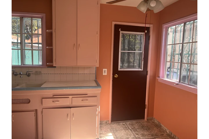 $2100 : Spacious apartment image 9