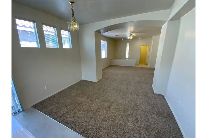 $1000 : fully upgraded, spacious home image 5