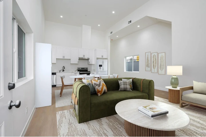$3695 : FOR RENT 10909 MAIN ST 90061 image 2