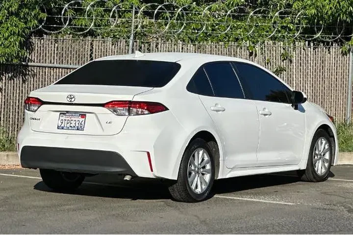 $22264 : Toyota Corolla 2025 LE 4dr S image 3
