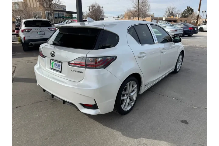 2017 CT 200h Base image 5