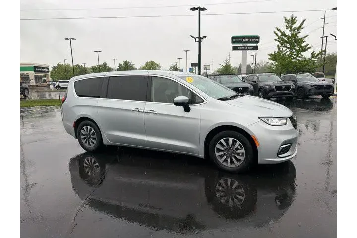 $27980 : Chrysler Pacifica Plug-In Hy image 3