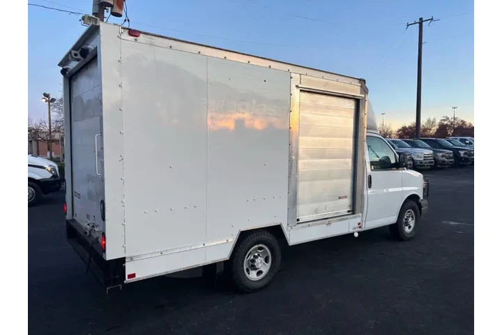 2017 GMC Savana 3500 image 9