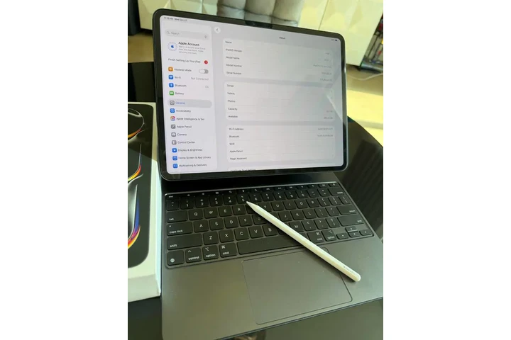 $800 : Like new iPad Pro 13” M4 7th g image 2