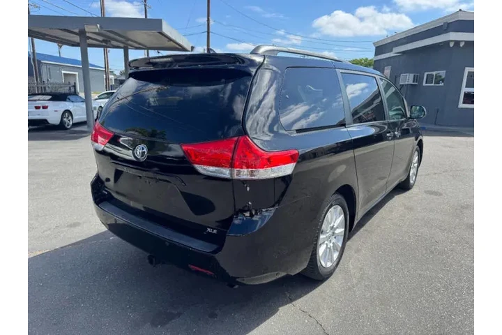 $8998 : 2011 Sienna XLE 7-Passenger image 8