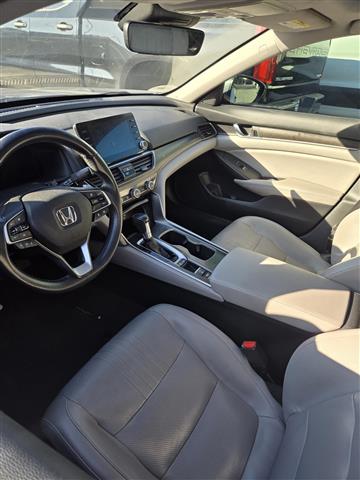 $17500 : 2018 honda Accord image 4