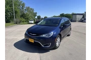 $9900 : 2017 Pacifica Touring-L thumbnail