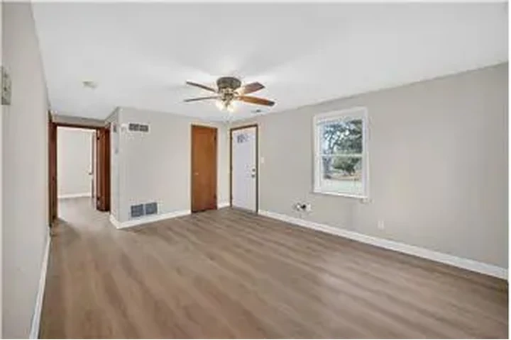 $750 : Rental property with 2 bedro image 5