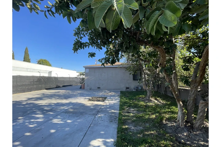 $2600 : Apart. /Casa Style Bell Garden image 6