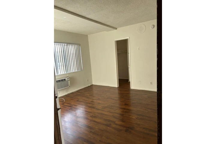 $1500 : North Hollywood image 1