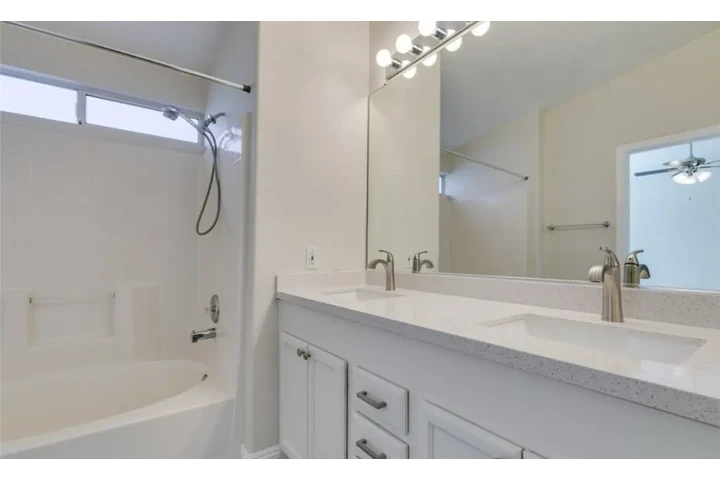 $1450 : 3Bedroom in Spring Valley image 10