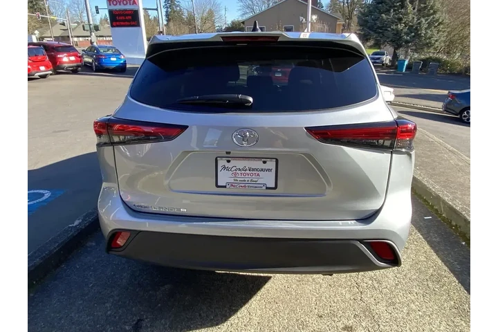 $34131 : Toyota Highlander 2023 L 4dr image 5