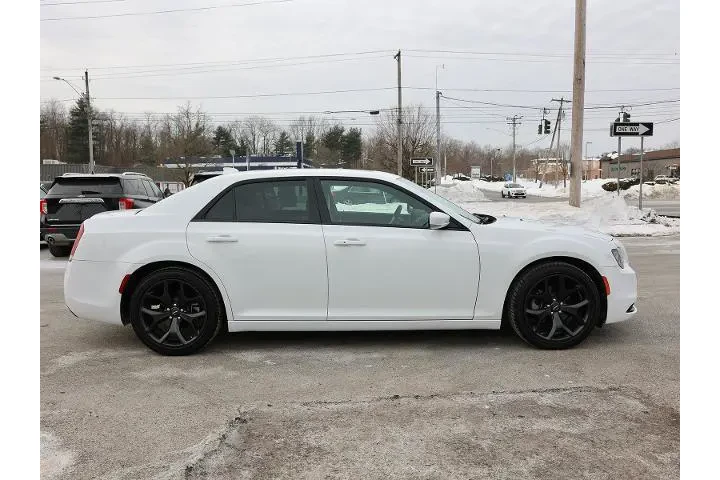 $30000 : Chrysler 300 2022 S V6 4dr S image 8