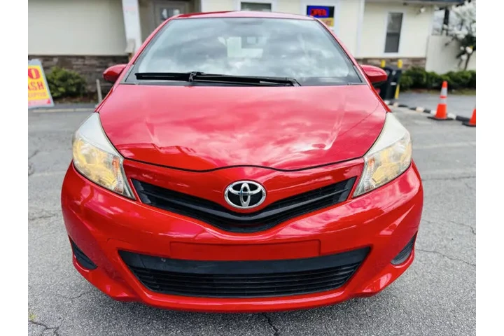 2012 Yaris 5-Door SE image 5