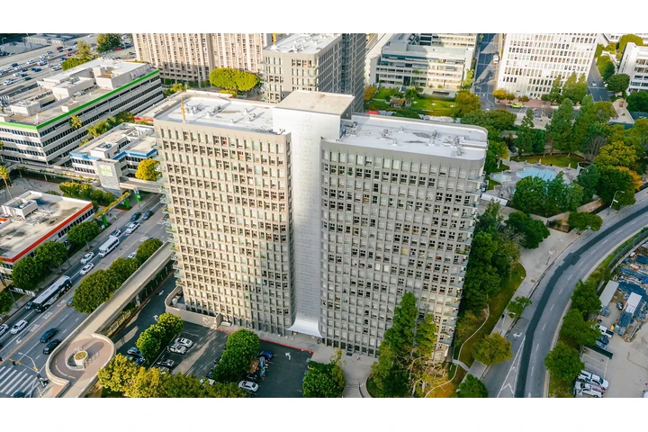 $1379 : MOVE IN SPECIAL 1BED 1BATH image 2