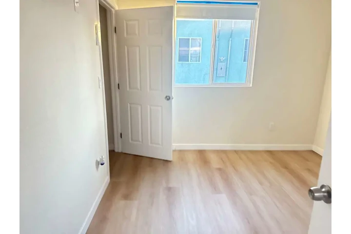 $2650 : 631 E 83rd St 90001 image 7