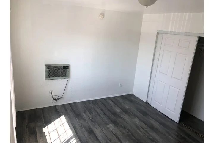 $2250 : 2+1 North Hollywood Triplex image 5