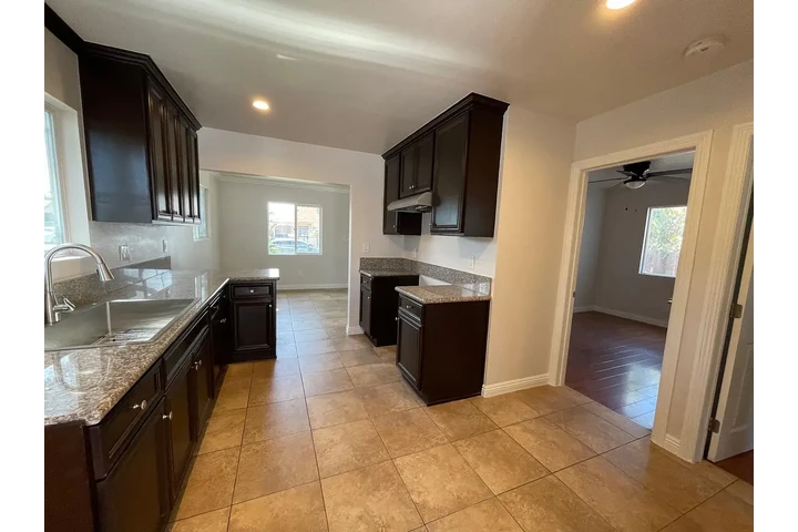 $1600 : Rose Ave, Long Beach, CA image 3