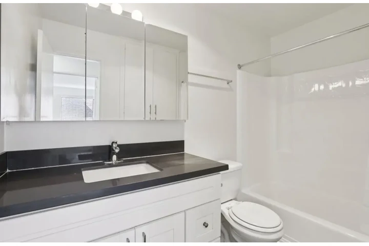 $1980 : 2 Bedroom Apt in West Adams LA image 9