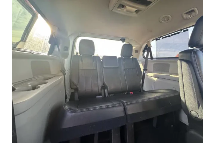 $6500 : 2014 Town and Country Touring image 9