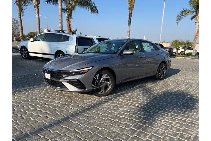 $27385 : Hyundai ELANTRA 2026 Limited image 2