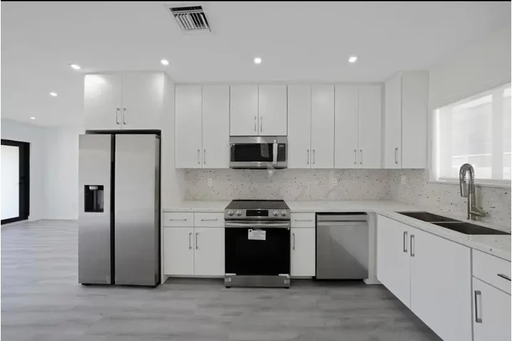 $2500 : 3 bed in Miami Florida image 6