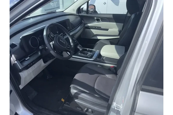 $33998 : Kia Carnival 2023 LX 4dr Min image 2