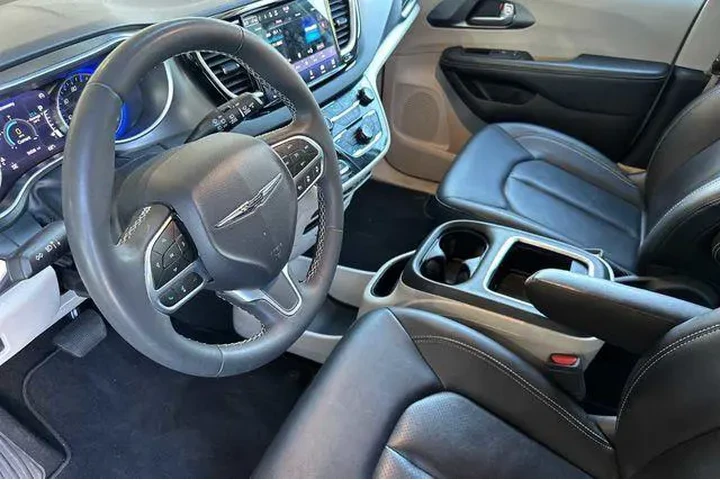 $27250 : Chrysler Pacifica 2024 Touri image 4