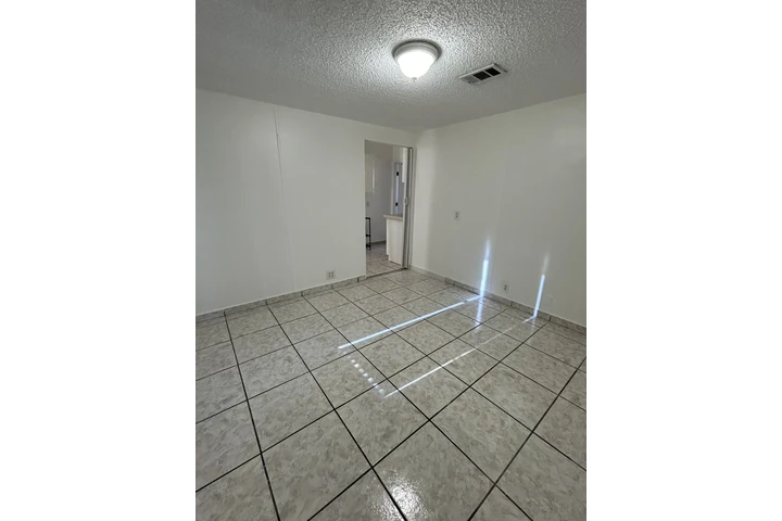 $1450 : Tengo estudio para rentar image 6