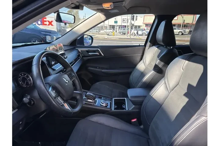 $25388 : Mitsubishi Outlander 2024 SE image 9