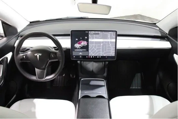 $29998 : Tesla Model Y 2021 AWD Long image 2