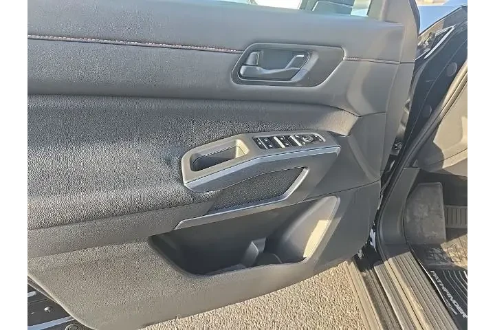 $39892 : Nissan Pathfinder 2025 AWD S image 9