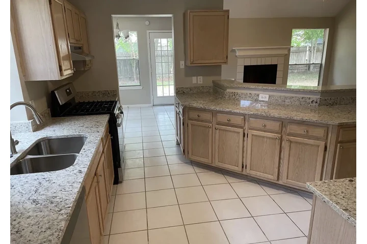 $1000 : Beautiful freshly painted Home image 3