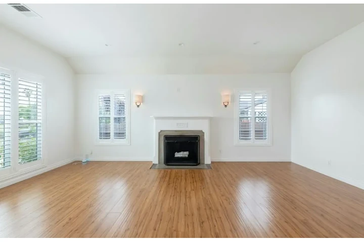 $2400 : 3 Bed 2 Bath House in Gardena image 3