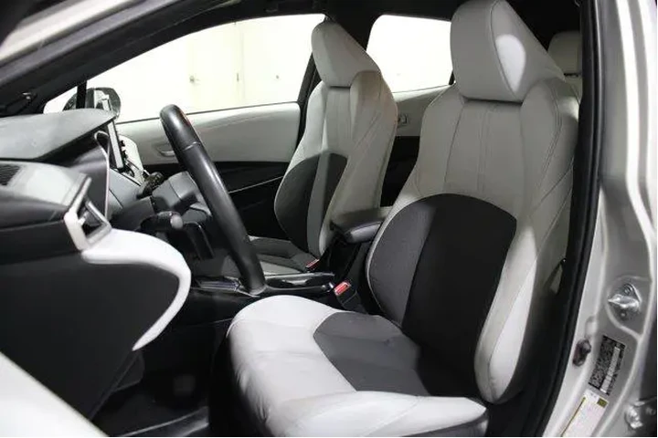 $20892 : Toyota Corolla Hatchback 202 image 5