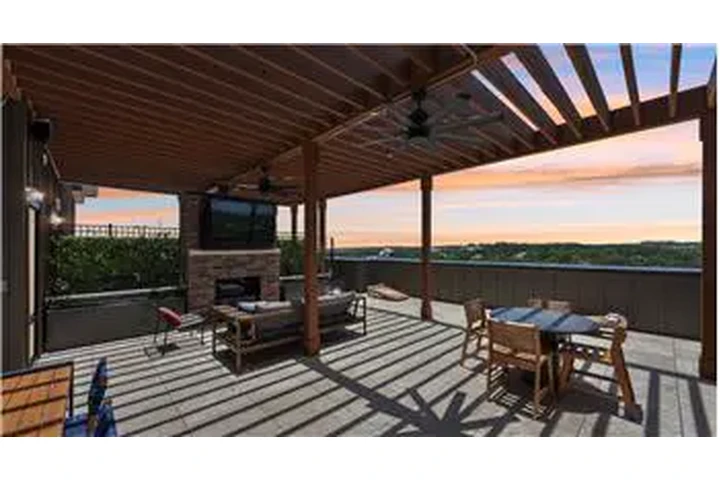 $1560 : Rental property with 1 bedro image 8