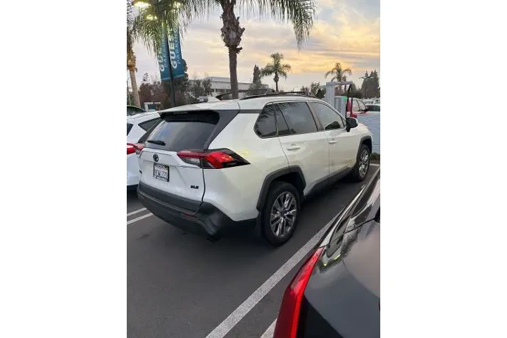 $28800 : Toyota RAV4 2022 XLE Premium image 3