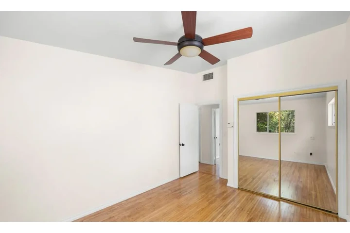 $2500 : 3 Bedroom House in Koreatown image 8