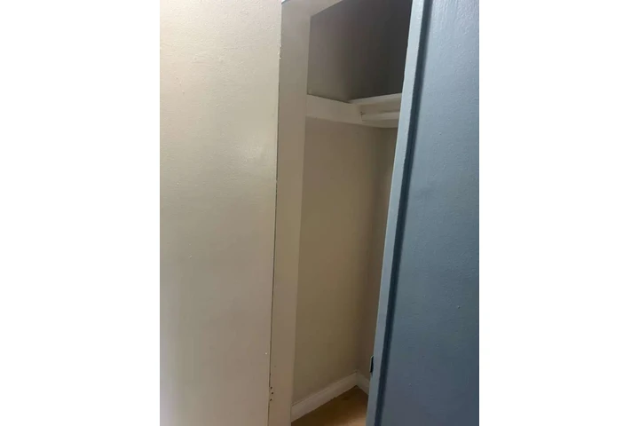 $1100 : Recamara amplia LA image 4