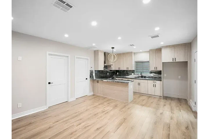 $2700 : 1 beds 1baths 670Sqft image 5